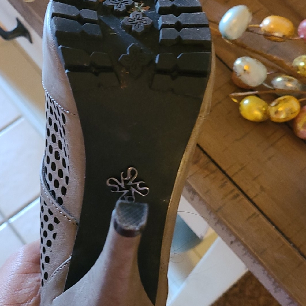 Shoes - Picture 3 of 3